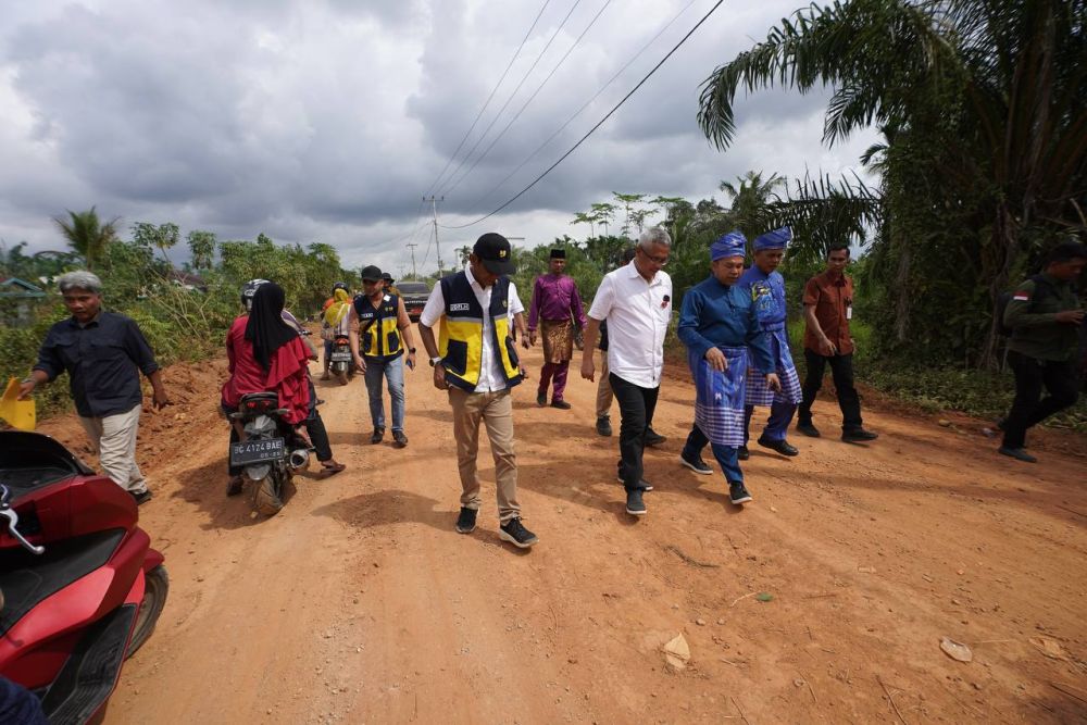 Gubri Abdul Wahid Tinjau Pembangunan Jalan Tembilahan–Kuala Saka
