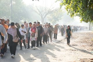Ribuan Peserta Ramaikan Gerak Jalan Sehat UMRI 2025