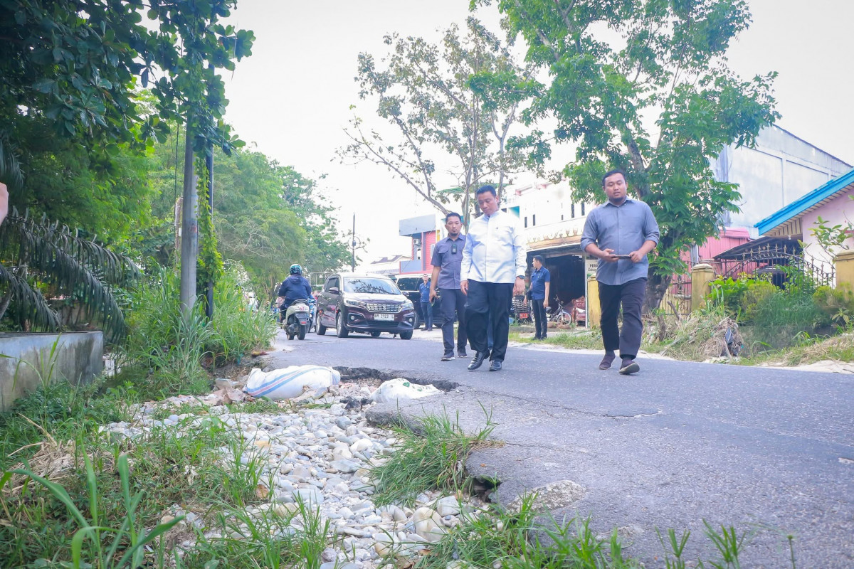 Wawako Pekanbaru Tinjau Jalan Amblas di Srikandi, Pastikan Segera Diperbaiki