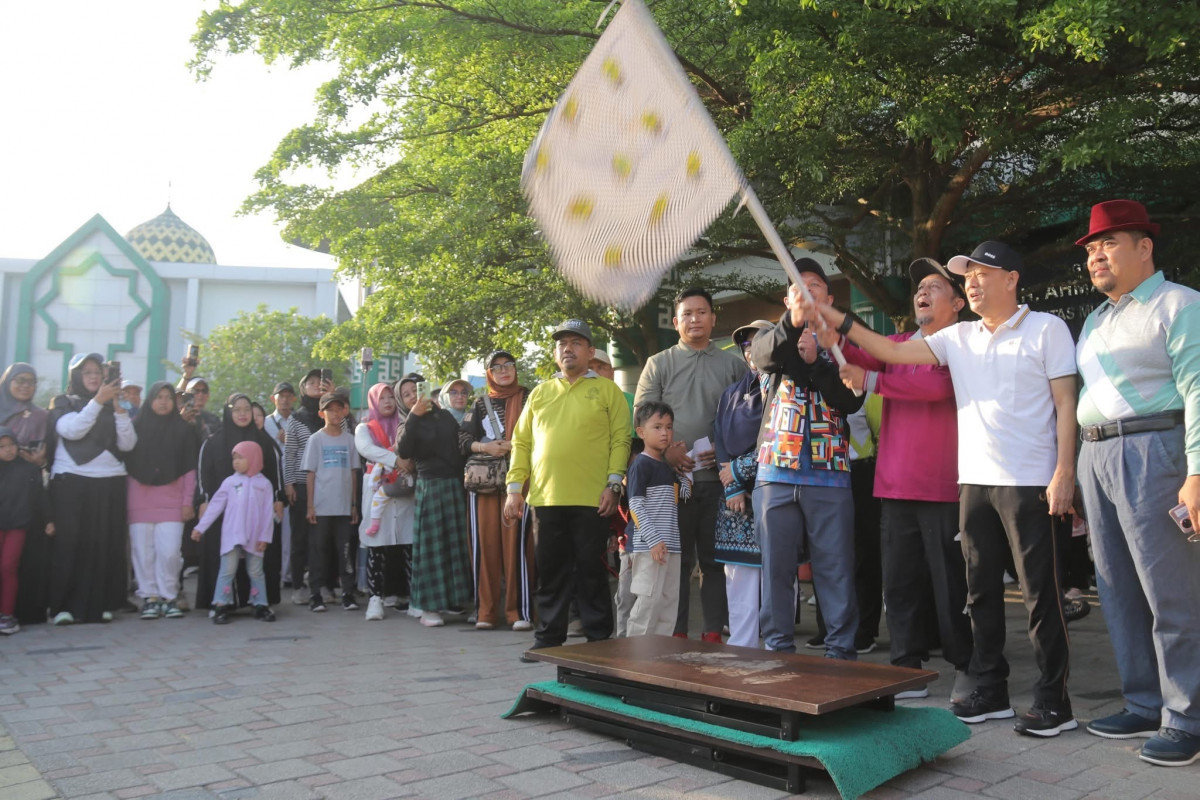 Wako dan Wawako Pekanbaru Hadiri Gerak Jalan Sehat Milad ke-17 UMRI