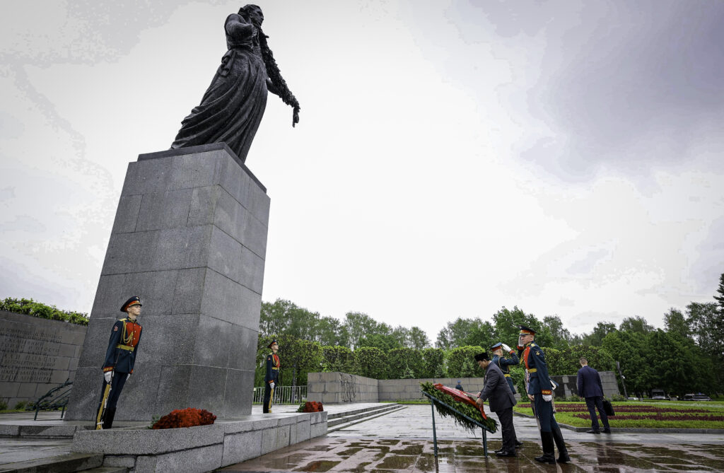 Presiden Prabowo Subianto Letakkan Karangan Bunga di Piskarovskoye Memorial