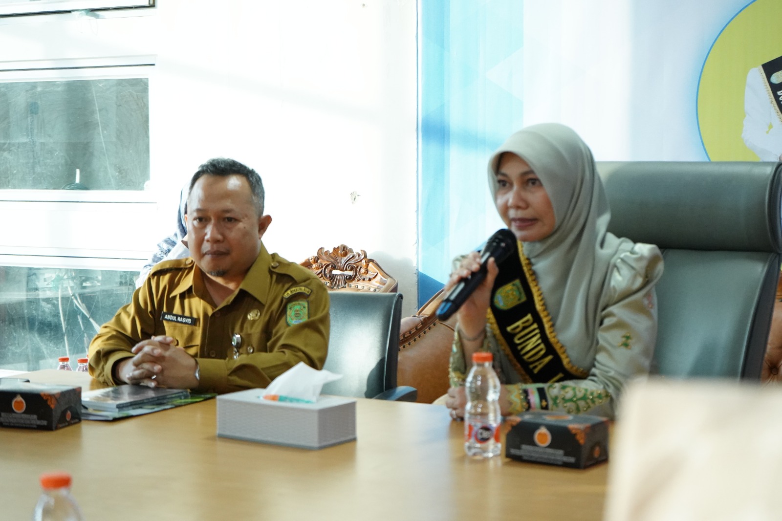 Bunda Katerina Susanti Ajak Mahasiswa Kukerta UNRI Kembangkan Budaya Literasi
