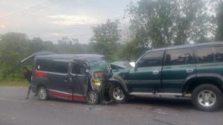 Land Cruiser dan Ambulans Ringsek Usai Tabrakan 