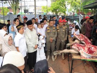 Bupati dan Wakil Bupati Kampar Saksikan Penyembelihan Hewan Qurban di Islamic Center Bangkinang 