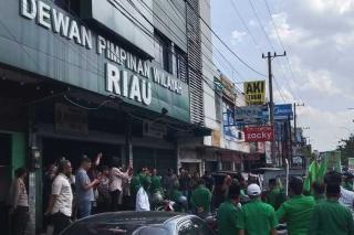 Kader PPP Riau Unjuk Rasa Desak Romahurmuziy Dipecat