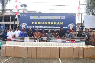 Bupati H.Herman Hadiri Pemusnahan Barang Ilegal Senilai 7 Miliar Hasil Penindakan Bea Cukai 
