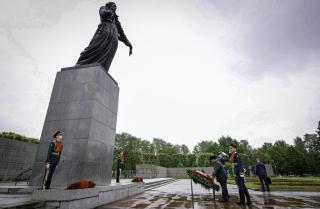 Presiden Prabowo Subianto Letakkan Karangan Bunga di Piskarovskoye Memorial