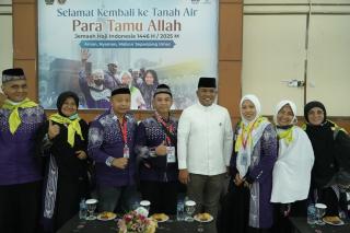 Bupati Pelalawan Sambut Kedatangan Jamaah Haji Pelalawan di Batam