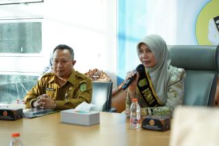 Bunda Katerina Susanti Ajak Mahasiswa Kukerta UNRI Kembangkan Budaya Literasi