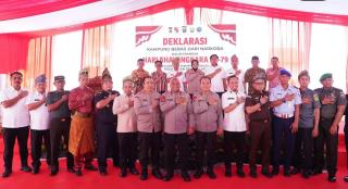 Kapolda Riau, Wali Kota, dan Warga Kampung Dalam Deklarasikan Perang Melawan Narkoba