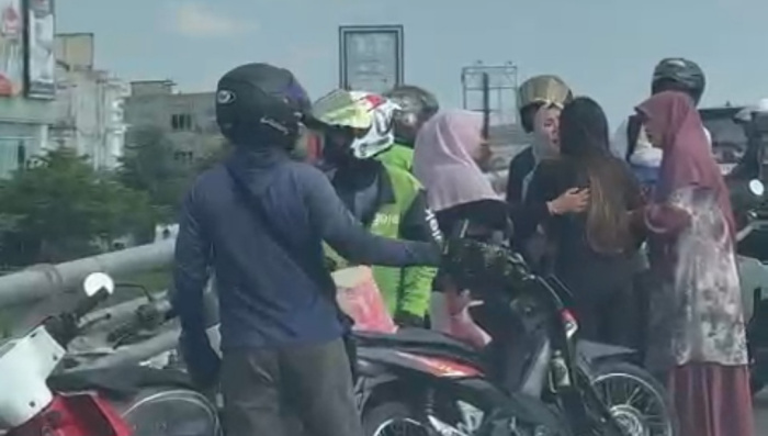 Girl Power! Emak-Emak Selamatkan Wanita Muda dari Bunuh Diri di Flyover SKA