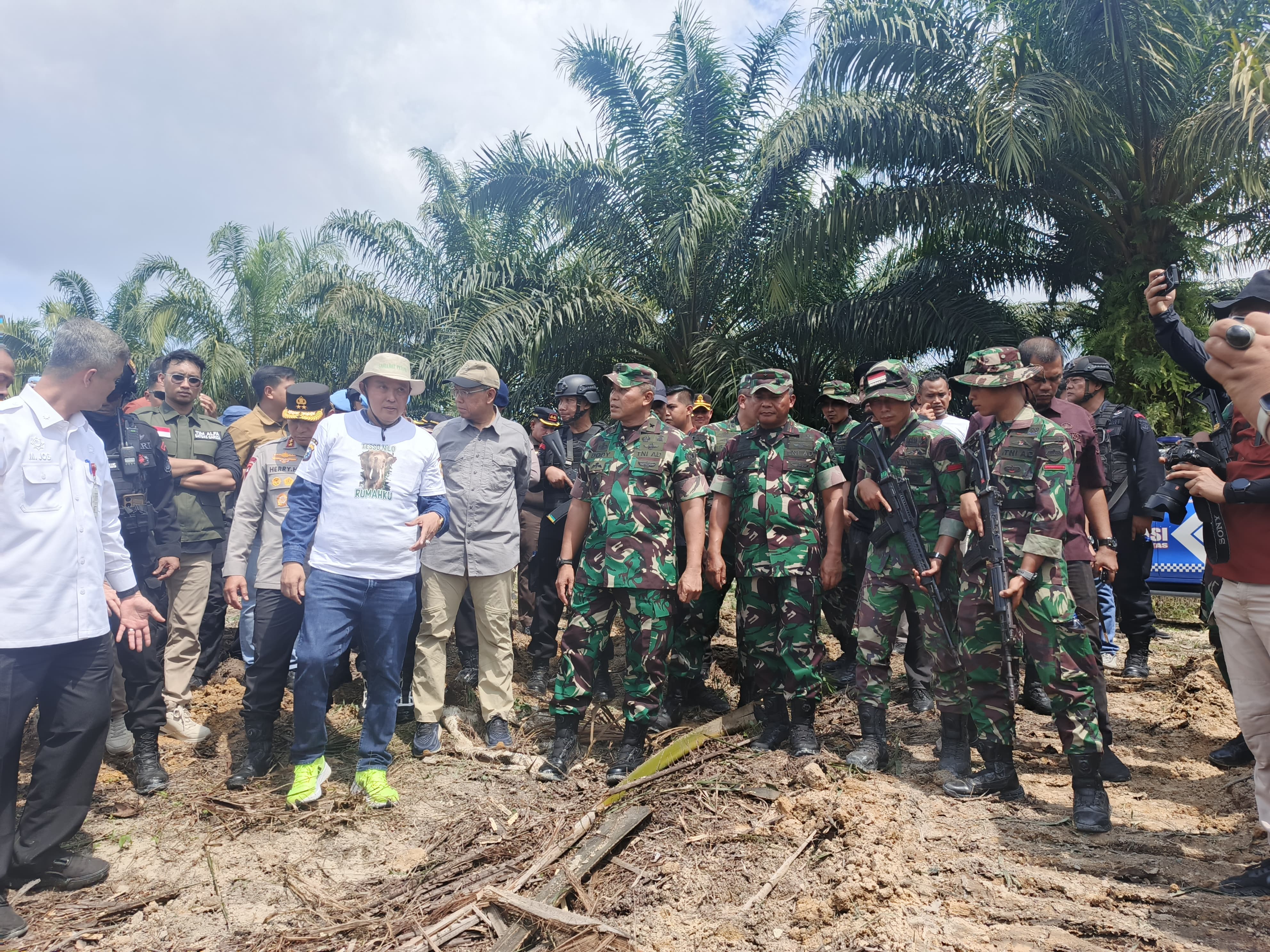 Danrem 031/WB Musnahkan Sawit Ilegal di Taman Nasional Tesso Nilo