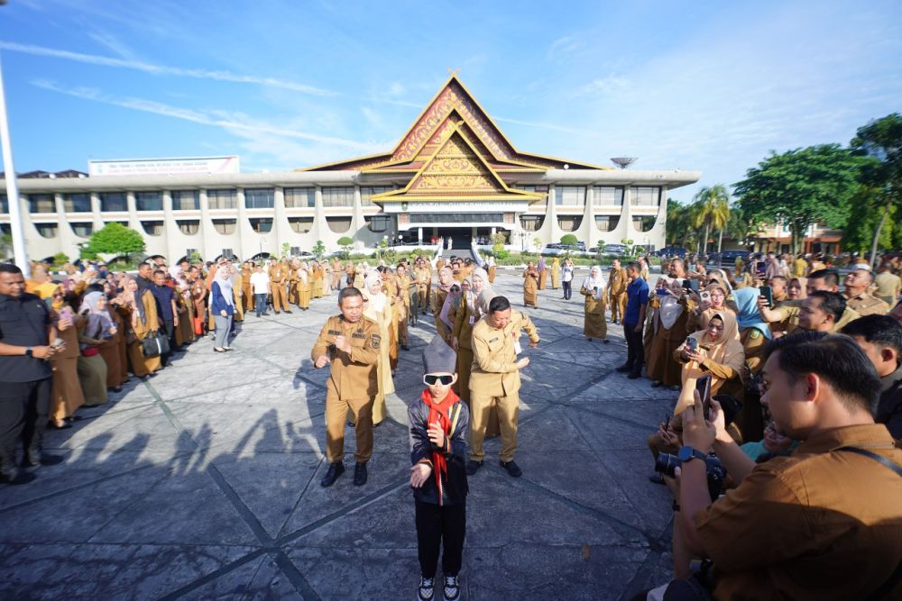 Promosikan Pacu Jalur, Gubernur Riau dan Jajaran ASN Ikut Menari Bareng Bocah Viral Dikha