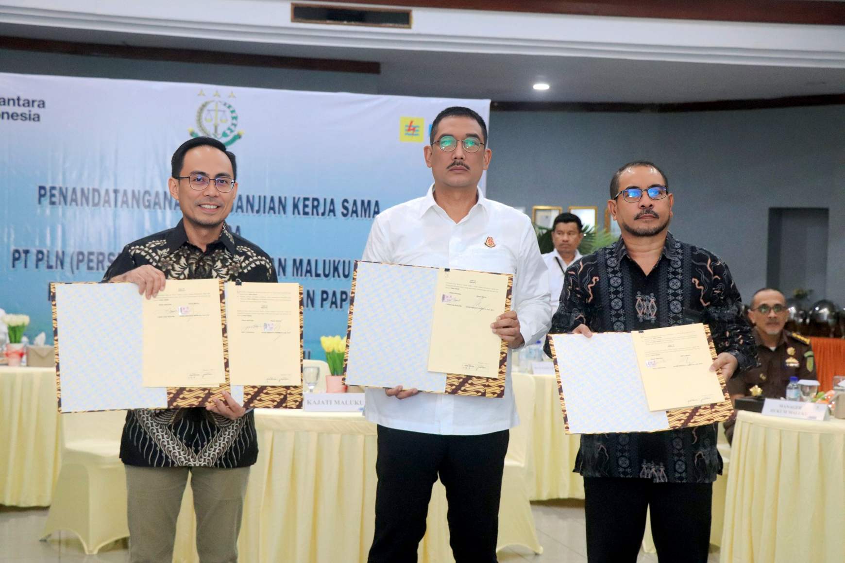 Kajati Agoes SP Bersama GM PT PLN Maluku Melakukan Penandatanganan MoU
