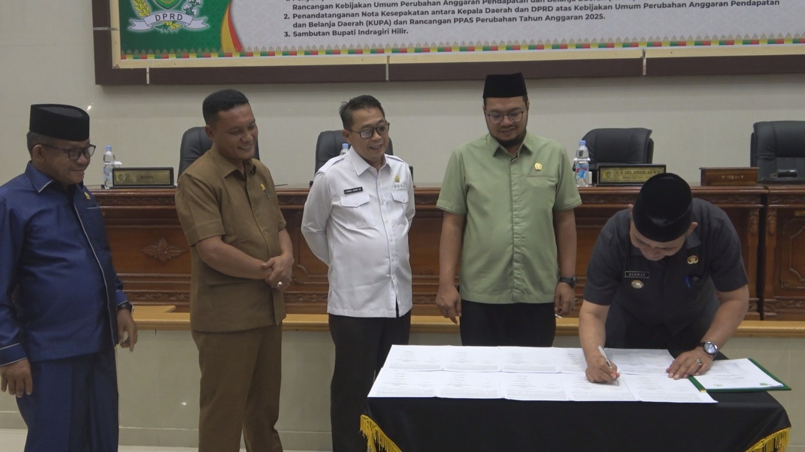 Nota Kesepakatan KUPA dan PPAS Perubahan 2025 Disepakati, Bupati Inhil Hadiri Paripurna Ke-18 DPRD