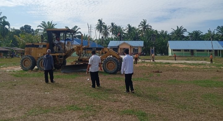Jelang 17 Agustus, Pj Penghulu Teluk Pulau Hilir Gandeng PT GMR Perbaiki Jalan dan Lapangan Bola