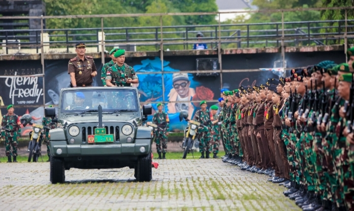 Kajati Maluku & Pangdam XV/Pattimura Bersinergi Gelar Pasukan TNI Pengamanan Kejaksaaan