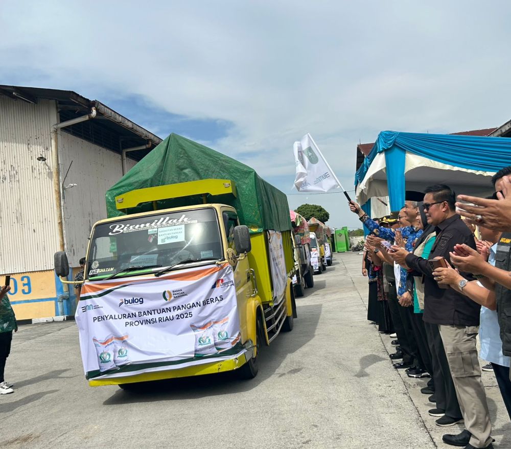 Pj Sekdaprov Riau Launching Bantuan Beras ke Masyarakat
