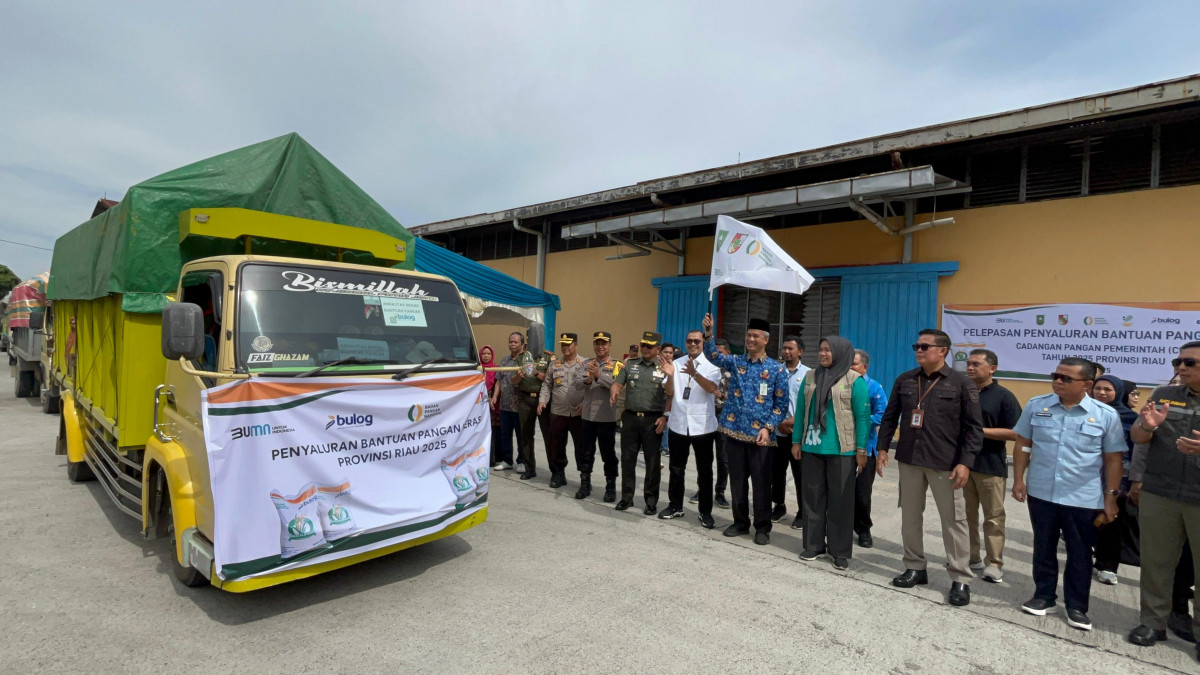 Kepala DKP Pekanbaru Bersama Pj Sekda Riau Lepas Truk Pengangkut Bantuan Pangan Beras