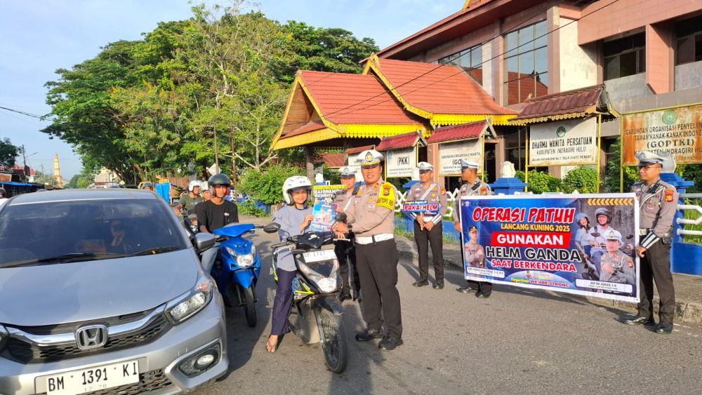 Unik! Satlantas Polres Inhu Edukasi Lalu Lintas Lewat Cokelat dan Stiker