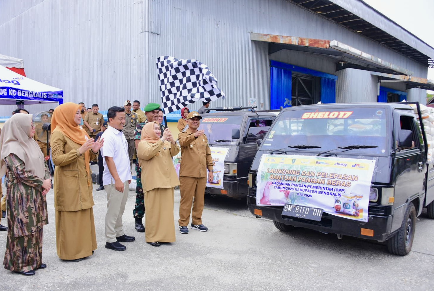 Bantu Warganya, Bupati Kasmarni Lepas Penyaluran 489 Ton Beras Cadangan Pangan Pemerintah