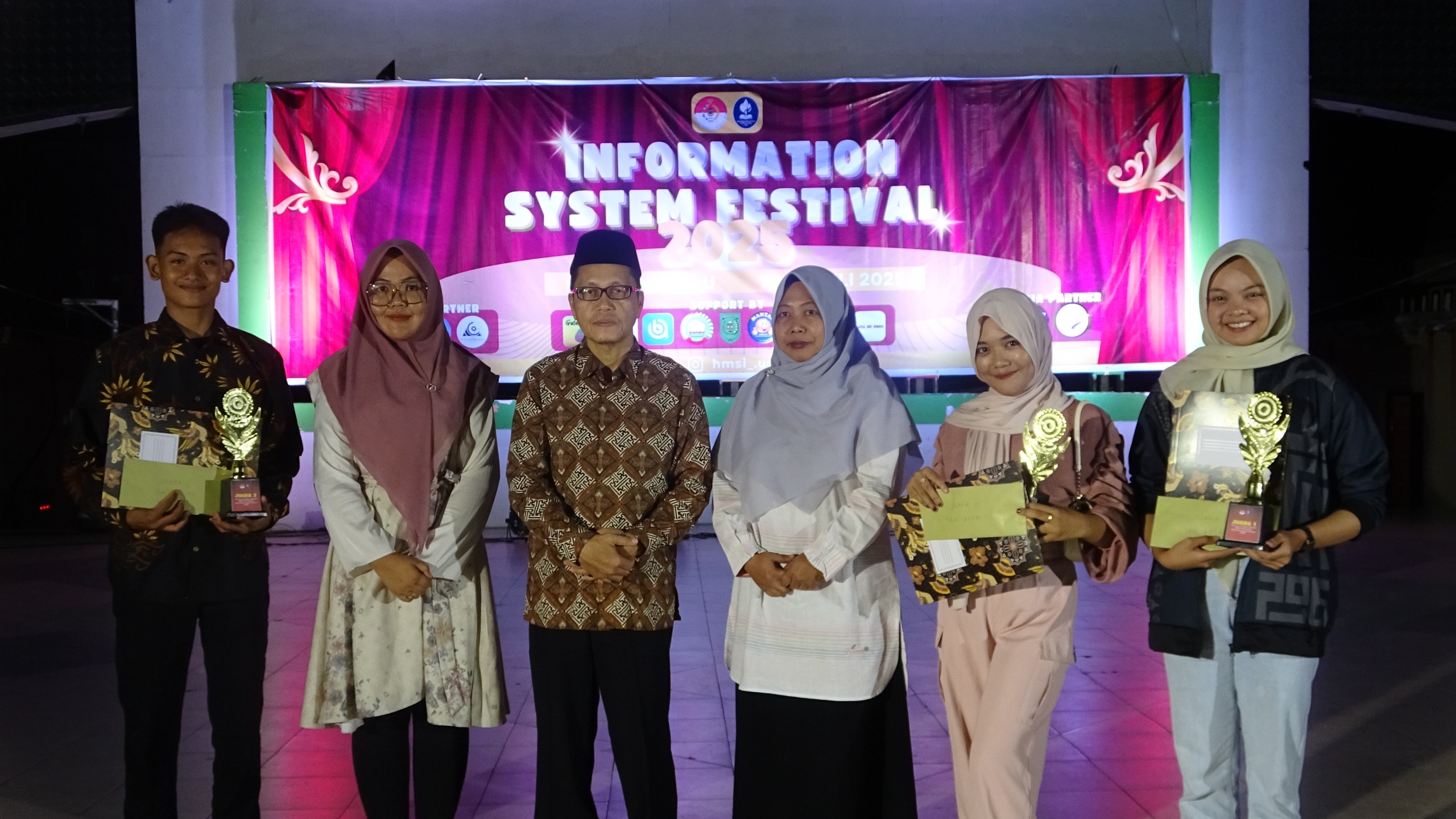 Bupati Inhil Tutup Information System Festival 2025, Dorong Sinergi Pendidikan, Seni, dan Ekonomi Kr