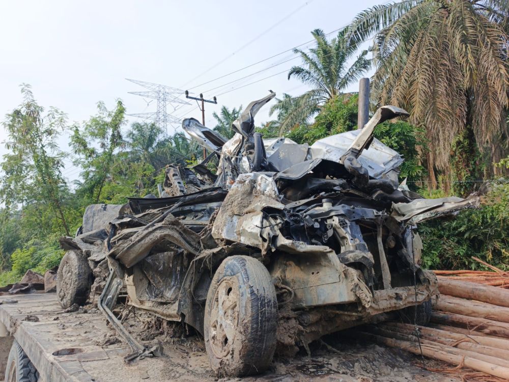 Kecelakaan Pelalawan, Truk Tronton Masuk Jurang, Grand Max Hancur