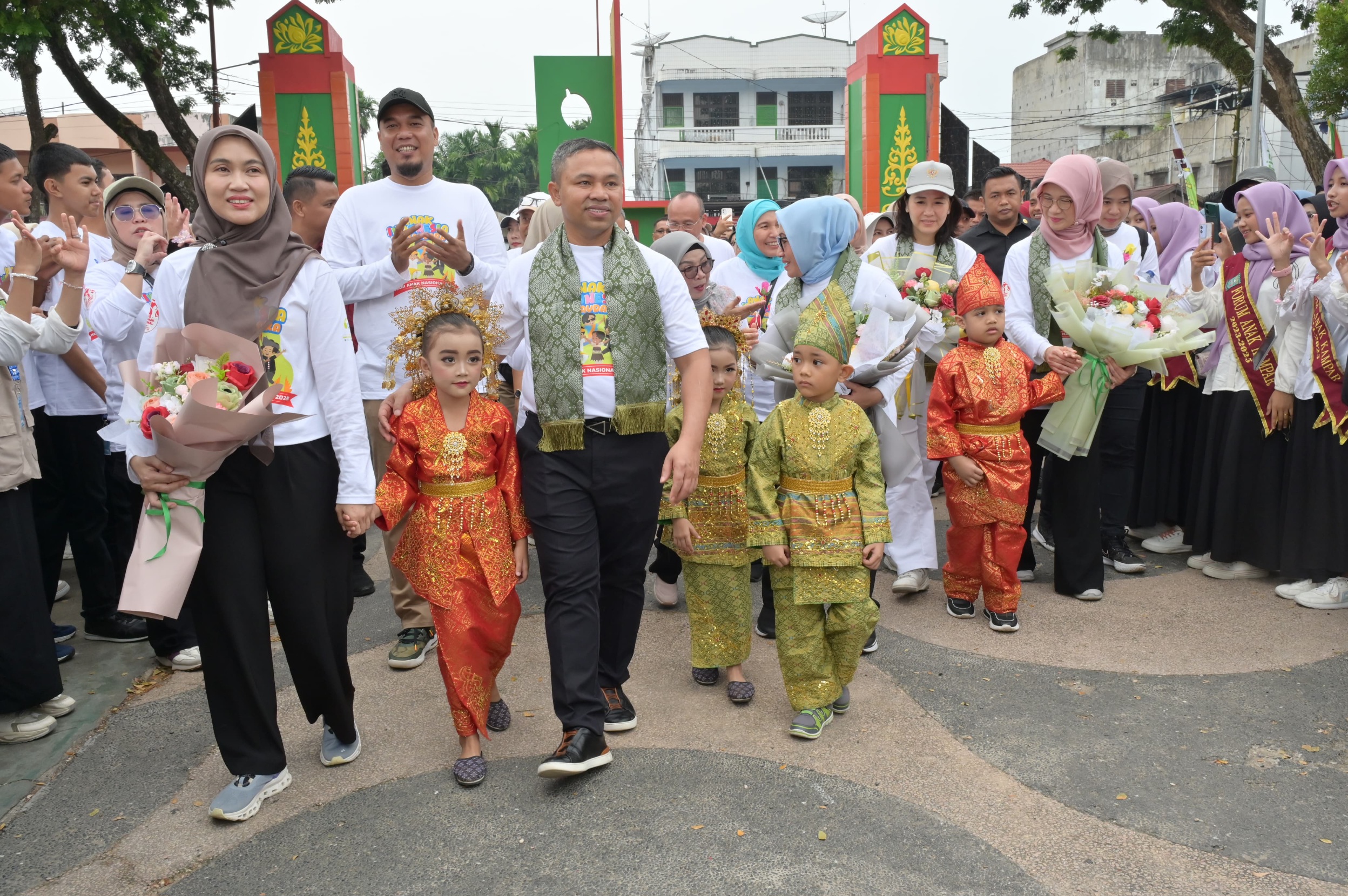 Gubri dan Menteri PPPA Seru-Seruan Bareng Anak-Anak Rengat