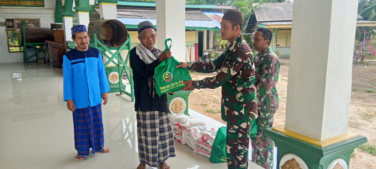 Jumat Berkah, Satgas TMMD Ke 125 Kodim 0321 Rohil Bagikan Sembako