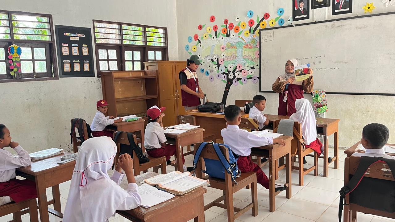 KKN Mahasiswa UNRI Berikan Literasi kepada Siswa SD di Kepenghuluan Teluk Pulau Hulu