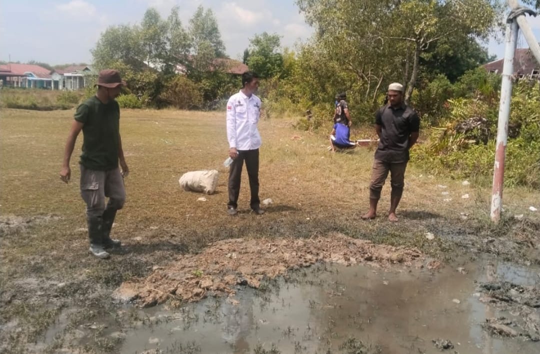 Penghulu Rafika Ajak Pengurus Karang Taruna Gotong Royong Bersihkan Lapangan Bola Kaki