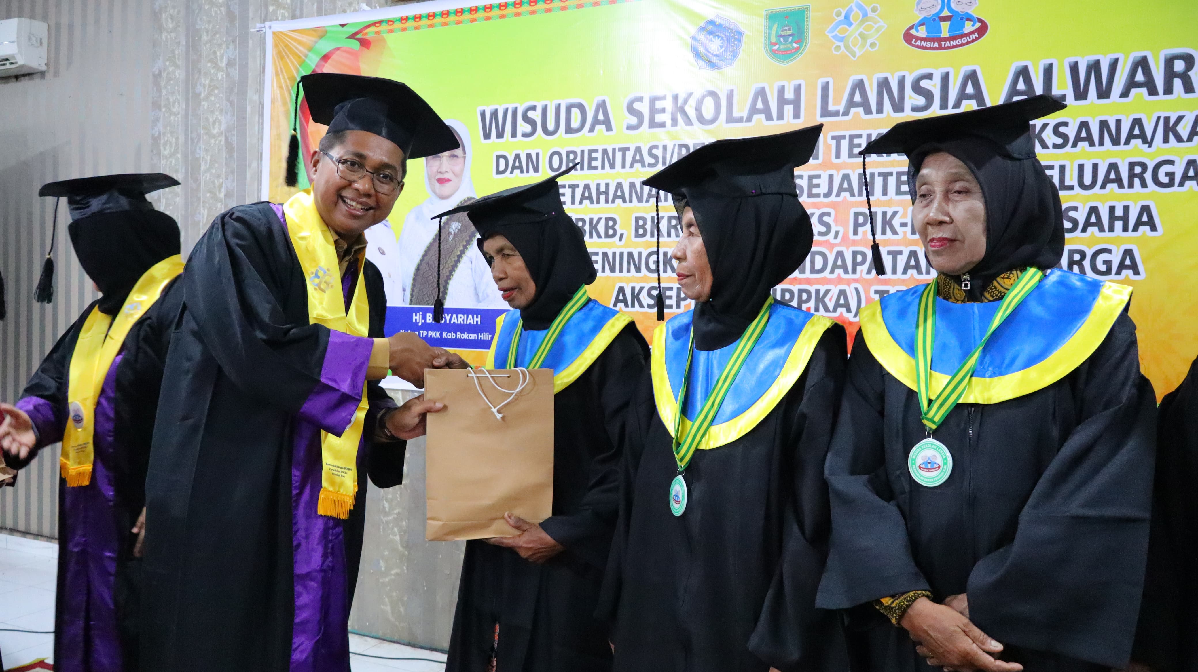 Wabup Rohil Jhony Charles Hadiri Wisuda 24 Orang Sekolah Lansia Alwardah