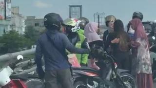 Girl Power! Emak-Emak Selamatkan Wanita Muda dari Bunuh Diri di Flyover SKA