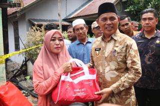 Bupati Inhil Salurkan Bantuan kepada Warga Korban Kebakaran di Lorong Waspada
