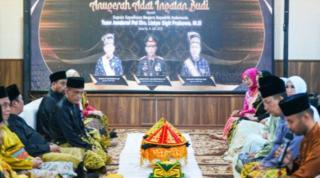 Kapolri Terima Pinangan Anugerah Adat Ingatan Budi Lembaga Adat Melayu Riau
