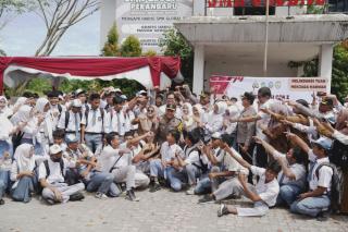 Tanam 10 Bibit Pohon, Pelajar di Pekanbaru Bisa Bikin SIM Gratis