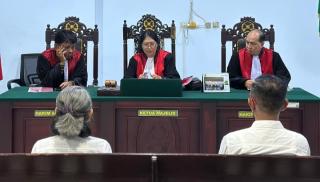 Kejari SBB Hadirkan Dua Terdakwa dalam Sidang Perdana Perkara Tipikor Bansos Covid-19