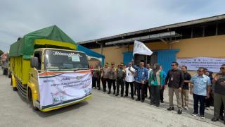 Kepala DKP Pekanbaru Bersama Pj Sekda Riau Lepas Truk Pengangkut Bantuan Pangan Beras