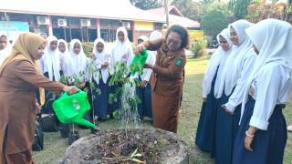 SMPN 3 Bengkalis Terima Bantuan Pohon Taman dari DLH