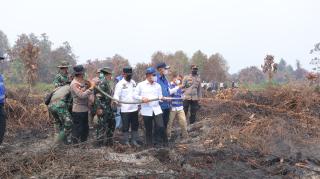 Bupati Rohil Dampingi Menteri LHK Tinjau Langsung Lokasi Karhutla di Kecamatan Kubu 