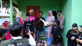 Wakil Bupati Inhil Serahkan Kunci Bedah Rumah dari GPS di Kelurahan Bandar Gemilang