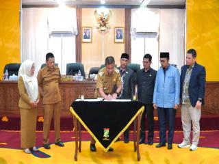 Bupati Kampar Tanda Tangani Nota Kesepakatan KUA-PPAS Perubahan APBD 2025 