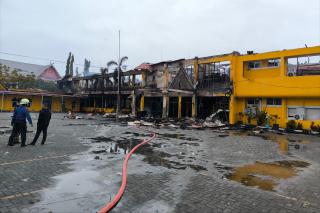 Jelang Subuh, Kantor Disnakertrans Riau Ludes Terbakar