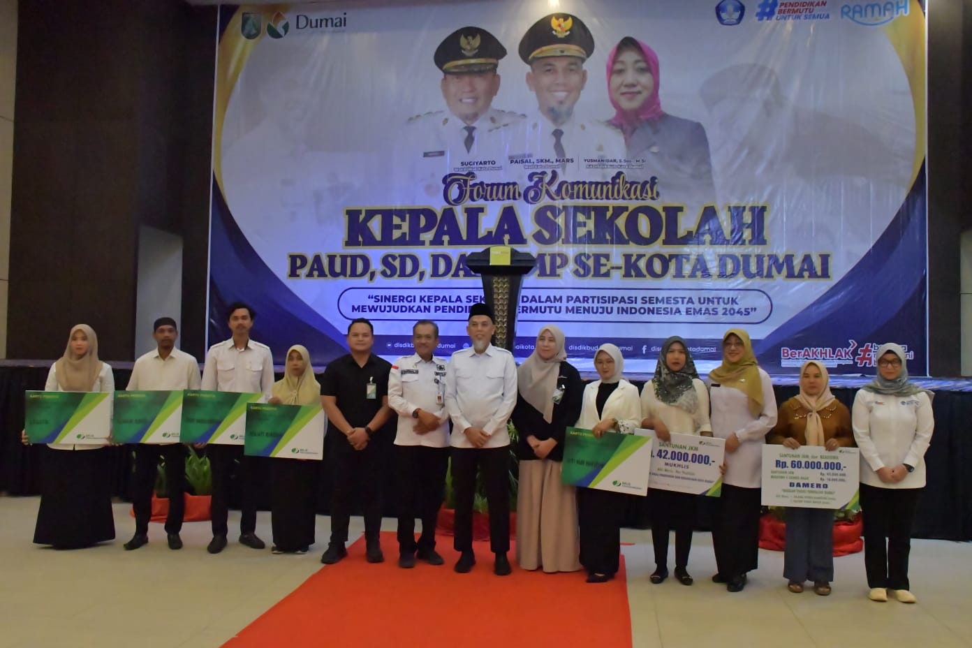 Wali Kota Dumai Serahkan Simbolis Kartu BPJS Ketenagakerjaan untuk Tenaga Pendidik