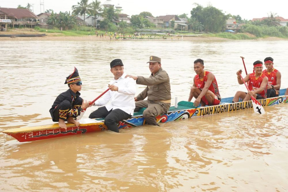 Gubernur Riau dan Dikha Mendayung Jalur di Batang Kuantan
