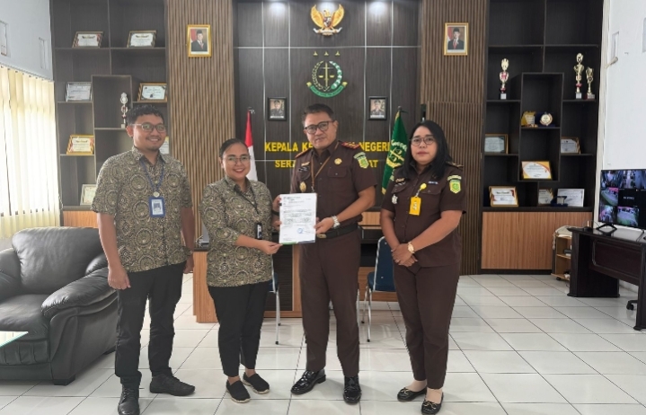 Kajari Anto Widi Nugroho Terima Langsung 8 SKK BPJS Kesehatan SBB
