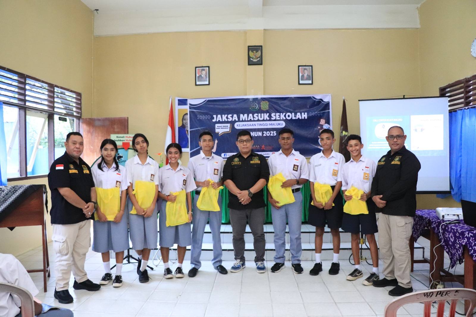Tim Penerangan Hukum Kejati Maluku Kunjungi SMAN 6 dan SMA Pertiwi Ambon