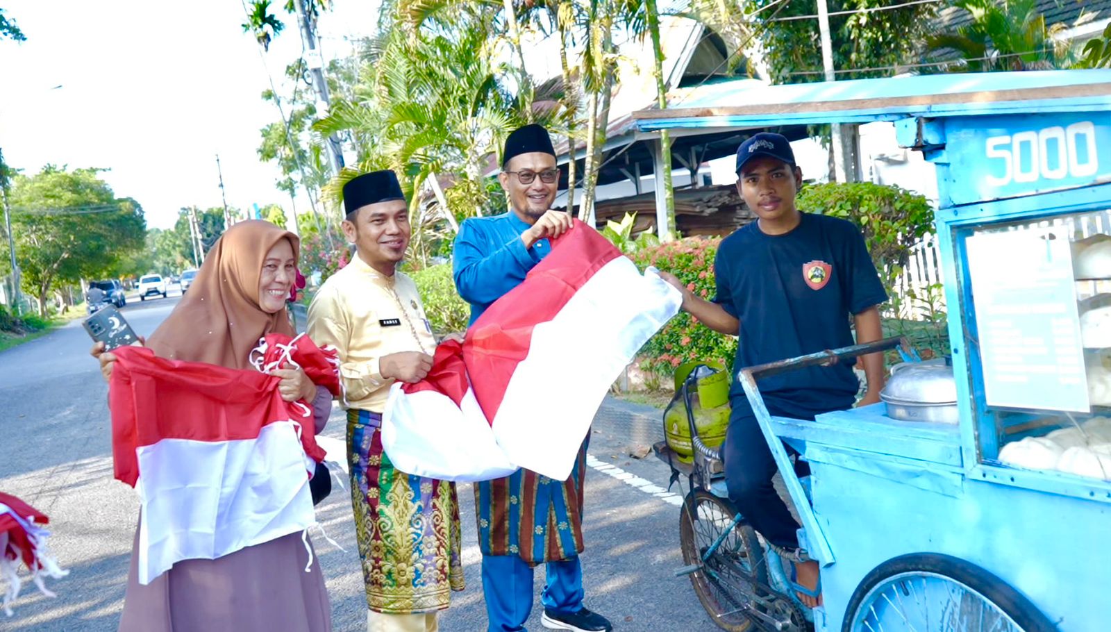 Gelorakan Semangat Kemerdekaan, Bupati Kasmarni Instruksikan PD Bagikan Bendera Merah Putih