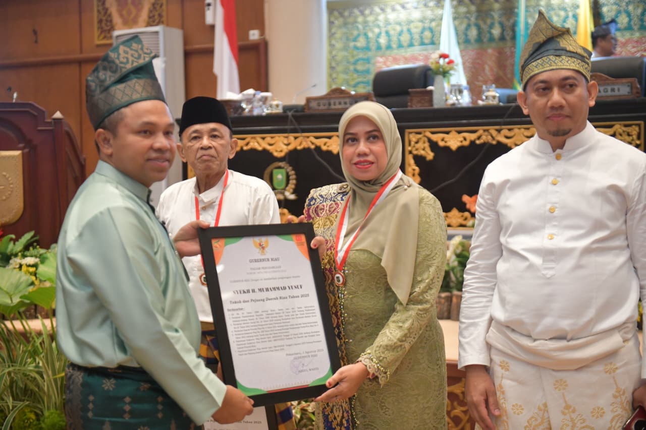 Gubri Anugerahkan Penghargaan Kepada Syekh H Muhammad Yusuf dan H Arsyad MS