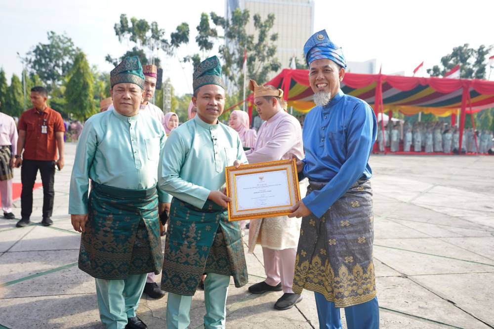 Wako H. Paisal Terima Piagam Penghargaan Terbaik I Pembangunan Daerah Riau Tahun 2025